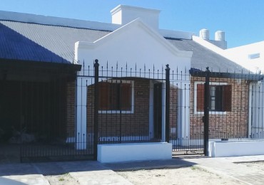 VENTA, CASA 3 DORMITORIOS, PILETA. PATIO CON VERDE